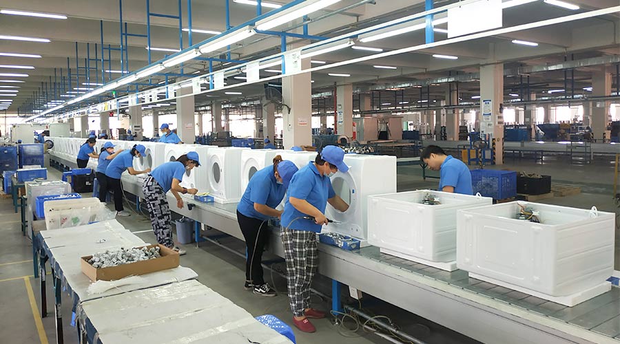 高效率！員工們忙碌地開(kāi)展巴西客戶(hù)的衣物烘干機生產(chǎn)工作