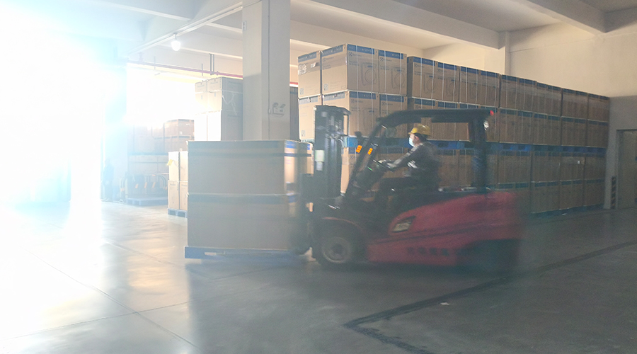 倉庫繁忙，每日多條柜滾筒干衣機發(fā)往全球