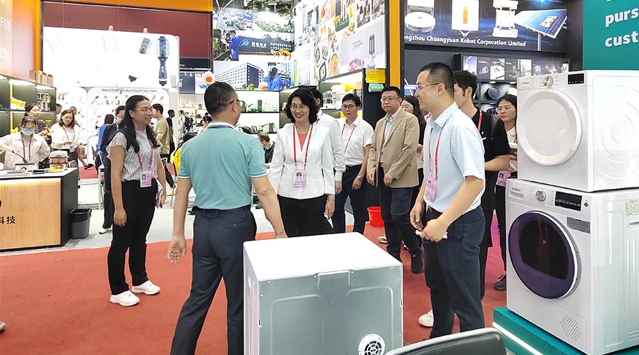 廣交會(huì )迎來(lái)大咖！江門(mén)市市長(cháng)親臨金環(huán)電器展位參觀(guān)交流