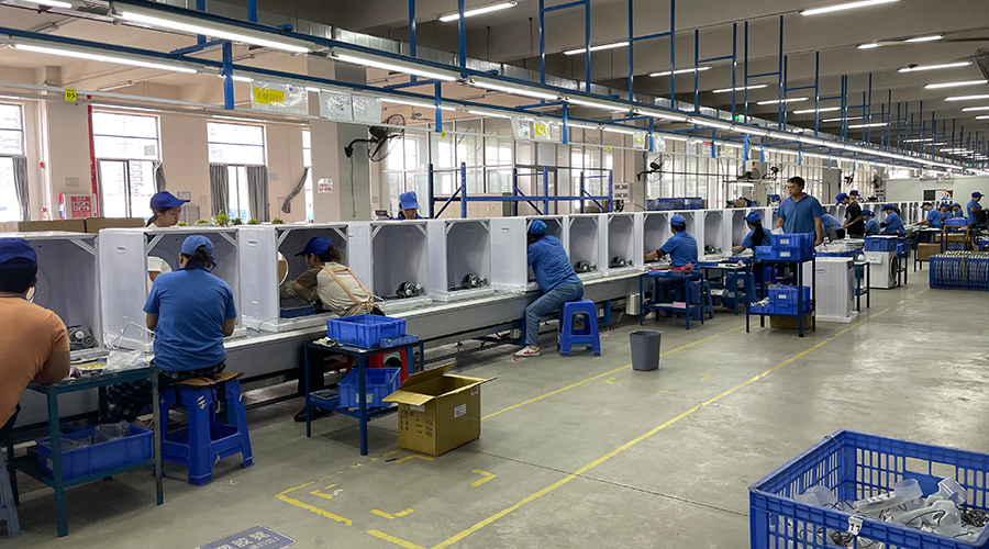 四月訂單高峰，車(chē)間繁忙景象