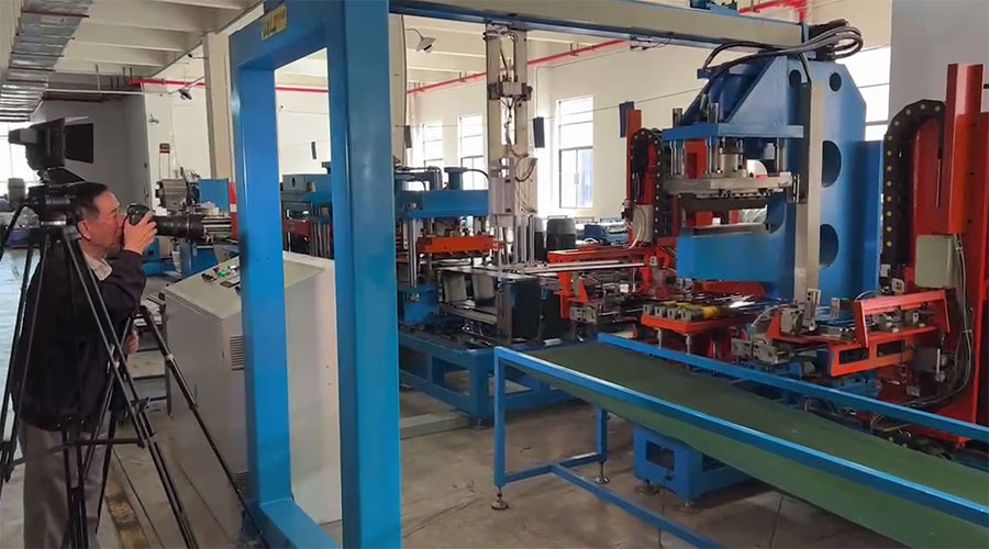 金環(huán)電器自動(dòng)化生產(chǎn)  吸引大型家電企業(yè)領(lǐng)導前來(lái)走訪(fǎng)拍攝