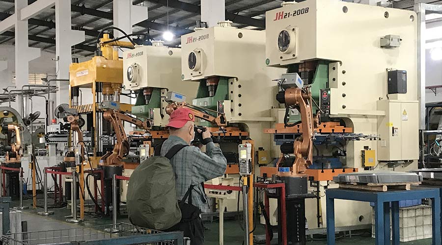 江門(mén)市攝影協(xié)會(huì )蒞臨金環(huán)電器拍攝交流  用鏡頭見(jiàn)證實(shí)力！